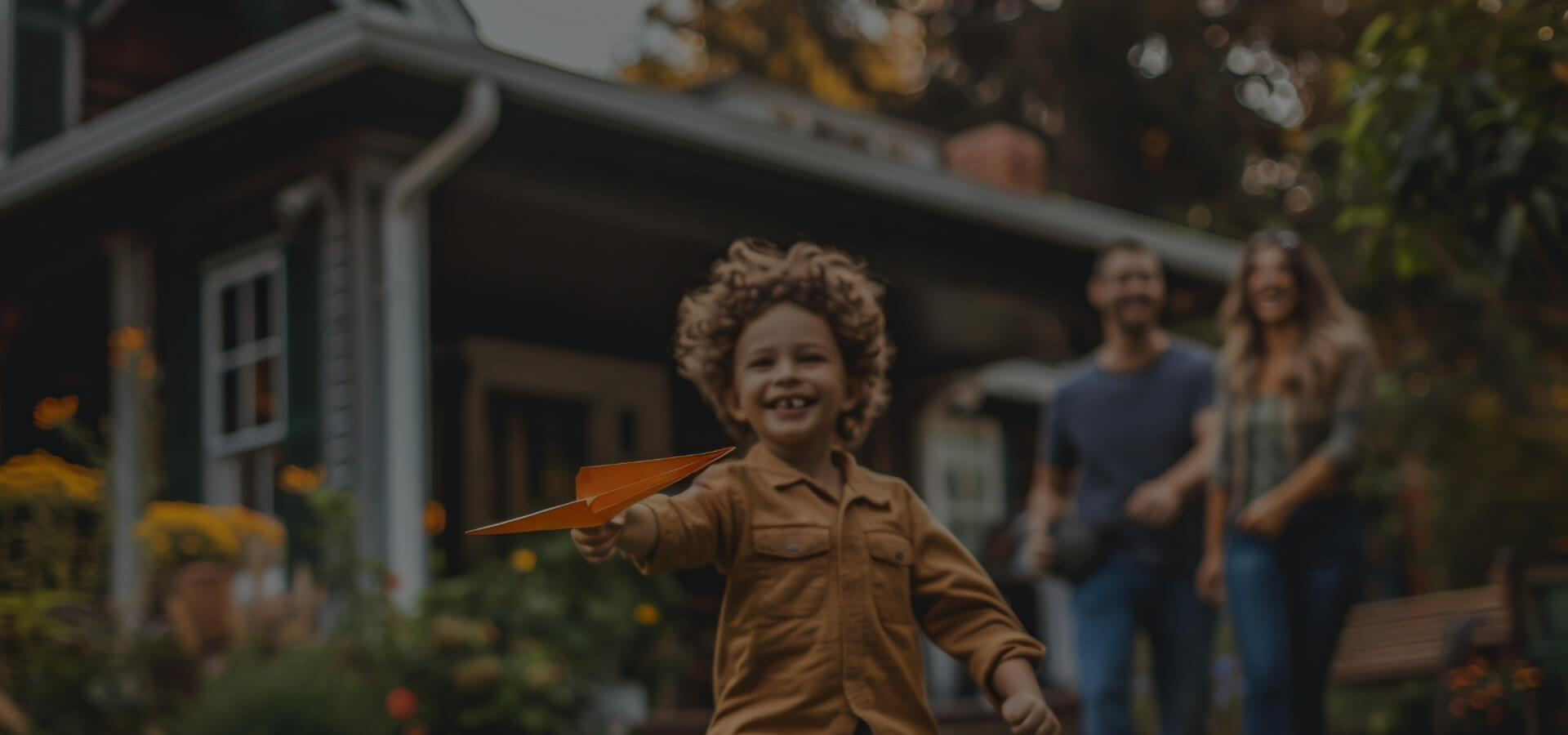 Familia Feliz com uma criança segurando um envelope